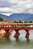 Die Alte Brücke oder Alpini-Brücke ist die überdachte Pontonbrücke aus Holz, die 1569 vom Architekten Andrea Palladio entworfen wurde. Bassano del Grappa, Venetien, Italien