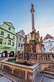 Stadtplatz mit Mariensäule in Cesky Krumlov, Südböhmen, Tschechische Republik