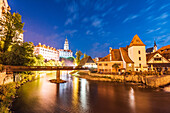 Schloss und historische Altstadt von Cesky Krumlov, Südböhmen, Tschechische Republik bei Nacht