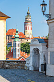 Kapelle mit Blick auf Schloss und historische Altstadt von Cesky Krumlov, Südböhmen, Tschechische Republik
