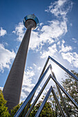 Die Energiepyramide und der Rheinturm in Düsseldorf, Nordrhein-Westfalen, Deutschland