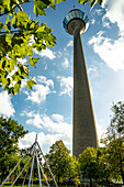 Die Energiepyramide und der Rheinturm in Düsseldorf, Nordrhein-Westfalen, Deutschland
