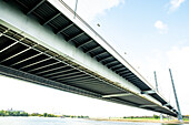 Brücke über den Rhein in Düsseldorf, Nordrhein-Westfalen, Deutschland