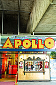 Roncallis Apollo Varieté Theater thront unter der Rheinkniebrücke über dem Rhein in Düsseldorf, Nordrhein-Westfalen, Deutschland
