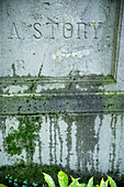 Eine Geschichte, Inschrift auf einem Grabstein auf einem Friedhof in Gent, Belgien