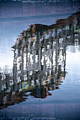 Doppelbelichtungsfoto von Gebäuden, die sich in Gent, Belgien, im Wasser spiegeln