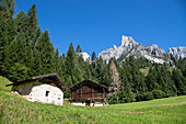 Chalet im Val Canali, einem eindrucksvollen Tal in den Trentiner Dolomiten, das sich südlich der imposanten Pale di San Martino erstreckt. Bezirk Trento, Italien.