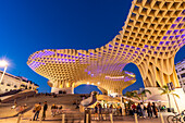 Die futuristische Holzkonstruktion und Aussichtsplattform Metropol Parasol an der Plaza de la Encarnación in der Abenddämmerung, Sevilla, Andalusien, Spanien  
