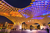 Die futuristische Holzkonstruktion und Aussichtsplattform Metropol Parasol an der Plaza de la Encarnación in der Abenddämmerung, Sevilla, Andalusien, Spanien 