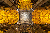 Decke im Innenraum der Kathedrale Santa María de la Sede in Sevilla, Andalusien, Spanien  
