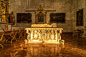 Sarkophag von Kardinal Juan de Cervantes in der Kapelle San Hermenegildo, Innenraum der Kathedrale Santa María de la Sede in Sevilla, Andalusien, Spanien  