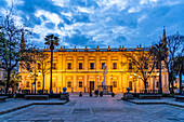 Der Platz Plaza del Triunfo mit dem Archivo de Indias in der Abenddämmerung, Sevilla Andalusien, Spanien