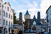 klassizistisches Ludwigstor zum Stetthaimer Platz mit historischem Wasserturm in Straubing in Niederbayern in Deutschland