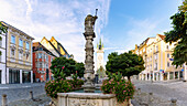 Ludwigsplatz mit St.-Jakobs-Brunnen und Stadtturm in Straubing in Niederbayern in Deutschland