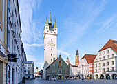 Ludwigsplatz mit Stadtturm in Straubing in Niederbayern in Deutschland
