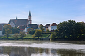 Donau mit Blick auf Karmeliterkirche Hl. Geist und das historische Zentrum in Straubing in Niederbayern in Deutschland