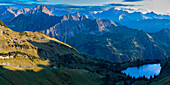 Bergpanorama vom Zeigersattel zum Seealpsee, hinten links die Höfats 2259m, Allgäuer Alpen, Allgäu, Bayern, Deutschland, Europa