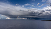 Wolken und Regenbogen überm Meer. Katthammarsvik, Gotland, Schweden.