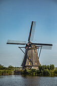 Windmühlen von Kinderdijk am Wasser, blauer Himmel, Holland, Niederlande, Europa