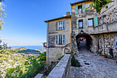 Bergdorf Gorbio in den französischen Seealpen mit Blick auf die Côte d’Azur, Provence, Frankreich