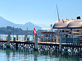 Passagierschiff auf dem Vierwaldstättersee an einem sonnigen Tag in Luzern, Schweiz.