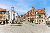 Marktplatz mit Steuerhaus, Rathaus und Großzunft (v.l.n.r.) in Memmingen im Unterallgäu in Bayern in Deutschland