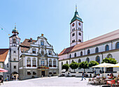 Marktplatz mit Pfaffenturm, Rathaus und Pfarrkirche St. Martin in der Altstadt von Wangen im Westallgäu in Baden-Württemberg in Deutschland