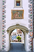 Pfaffenturm mit Durchblick von Postplatz zum Marktplatz in der Altstadt von Wangen im Westallgäu in Baden-Württemberg in Deutschland