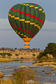 Afrika. Tansania. Heißluftballon überquert den Mara River, Serengeti National Park.