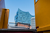 Das Konzerthaus Elbphilharmonie von einer Fähre aus gesehen, Hafencity, Hamburg, Deutschland