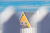Typisches Wohnhaus umrahmt von einem Zaun, Nuuk, Grönland