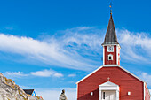 Denkmal für Jonathan Petersen vor der Erlöserkirche, Wohnhäuser im Hintergrund, Nuuk, Grönland