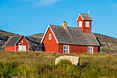 Die Kirche in der kleinen Siedlung Ilimanaq, Diskobucht, Baffin Bay, Ilulissat, Grönland