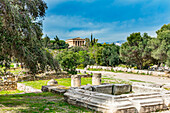 Ruinen der mittleren Stoa, alter Tempel des Hephaistos. Agora Marktplatz, Athen, Griechenland. Agora wurde im 6. Jahrhundert v. Chr. gegründet.