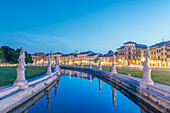 Italien, Padua, Prato della Valle, dieser Platz ist der größte in Italien und verfügt über einen elliptischen Kanal mit Statuen auf beiden Seiten.