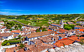 Burgmauern, mittelalterliche Stadt auf dem Land, Kirche Santa Marica, Obidos, Portugal. Burg und Mauern, die im 11. Jahrhundert erbaut wurden, nachdem die Stadt den Mauren abgenommen wurde.