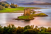 Castle Stalker wurde auf einer kleinen Insel in der Nähe von Port Appin gebaut. 14. Jahrhundert, Schottland.