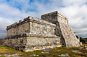 Tempel des Windes in der archäologischen Zone der Ruinen der Maya-Hafenstadt Tulum in Tulum, Mexiko
