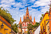 Aldama Street Parroquia Archangel Church. Kuppel Kirchturm, San Miguel de Allende, Mexiko. Parroaguia in 1600 erstellt.