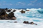 Maui, Hawaii. Wellen, die auf die Ke'anae-Halbinsel hereinbrechen