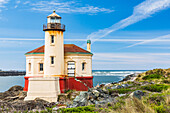 Bandon, Oregon, USA. Der Coquille River Lighthouse an der Küste von Oregon.