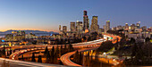 Downtown Seattle Skyline im Abendlicht, Seattle, Washington State.