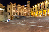 Mittelalterliche Gebäude auf der Piazza Grande bei Nacht. Arezzo, Toskana, Italien