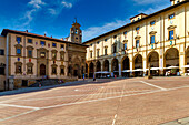 Mittelalterliche Gebäude auf der Piazza Grande, Arezzo, Toskana, Italien