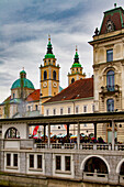 Gebäude und Markthalle am Fluss unter bewölktem Himmel, Ljubljana, Hauptstadt von Slowenien, Europa