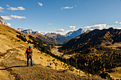 Wanderer auf der Seiser Alm in den Dolomiten in Südtirol, Italien