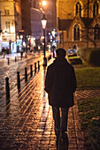 Frau zu Fuß durch die Straßen von Brüssel, Belgien