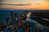 Aerial Aufnahme der Skyline von Miami bei Sonnenuntergang, Florida USA