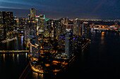 Aerial Aufnahme der Skyline von Miami bei Nacht, Florida USA