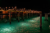 Beleuchteter Pier in Key West bei Nacht, Florida, USA